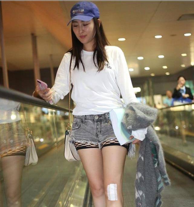 蕾丝剪裁牛仔短裤搭配白色秋衣,马苏女神再现少女造型!