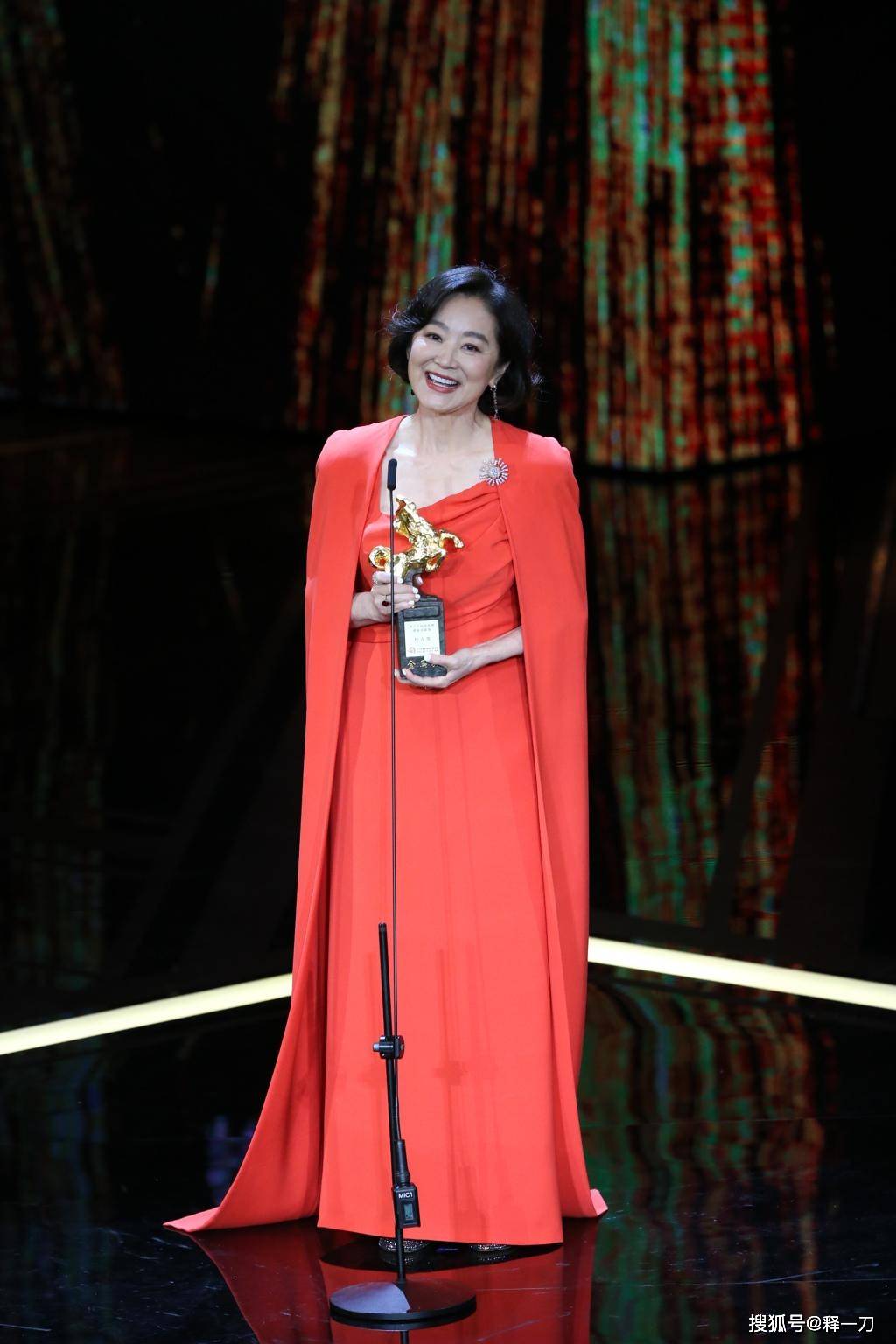 林青霞在李安的颁奖典礼上,身着一袭红色的晚礼服,赢得了所有人的掌声