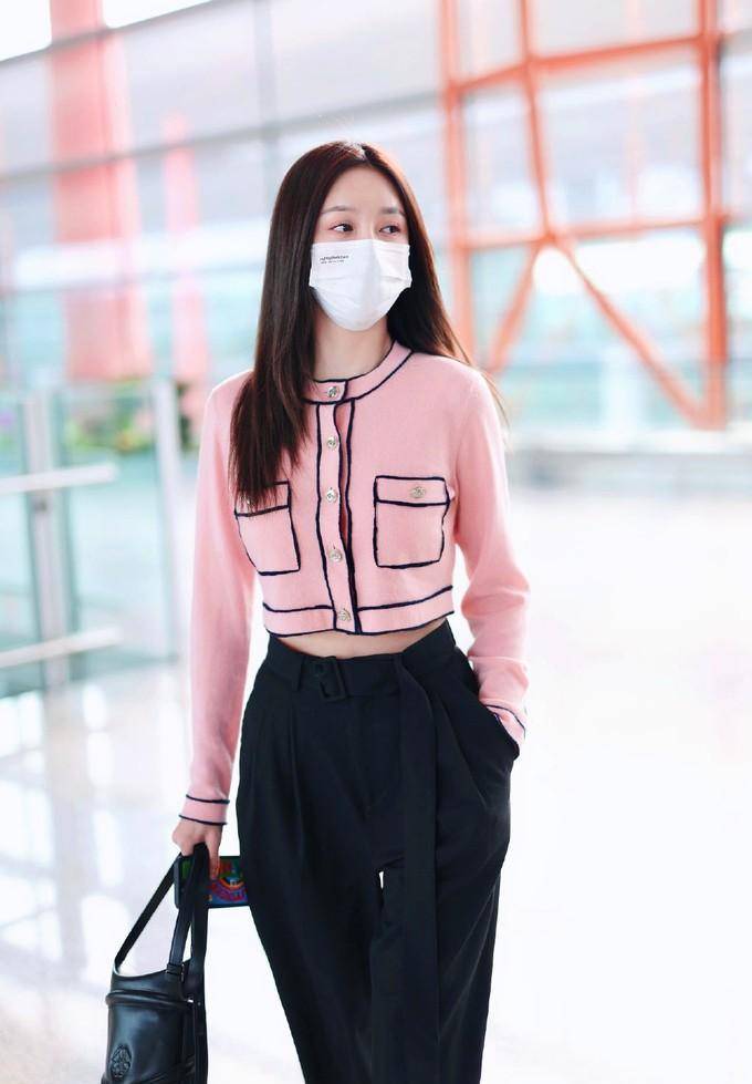 沈梦辰开始露腰了,最新私服粉开衫配阔腿裤,秀蛮腰长腿身材好绝_粉色