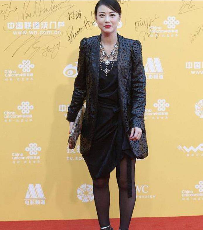 周海媚简直就像女神一样,黑色袜子搭配鹅卵石连衣裙,瞬间变身女王!