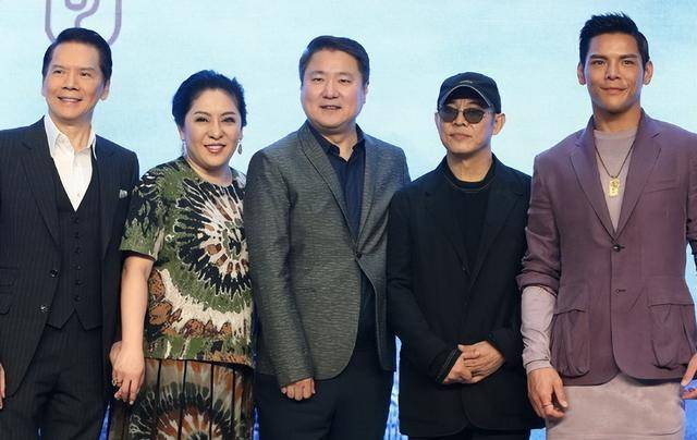 当时李连杰还在受伤,但仍然与向华强直接签约,三年拍了六部电影.