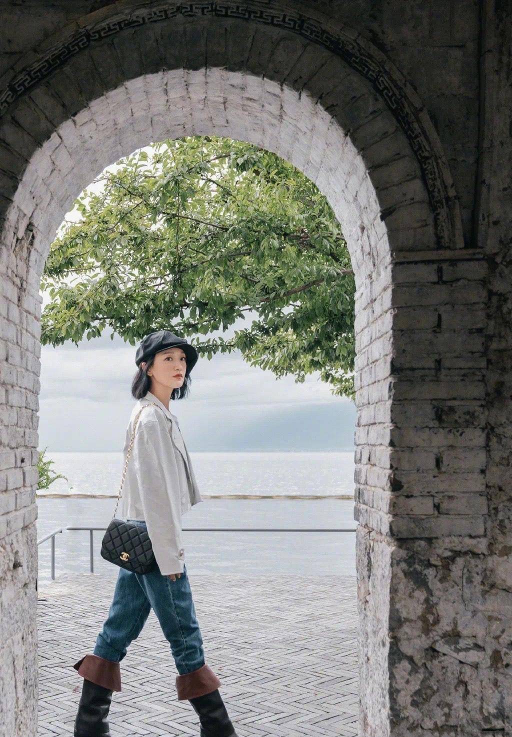 像周迅这样的小女孩,可以通过穿衣技巧来展现自己的品味和身高,尤其是