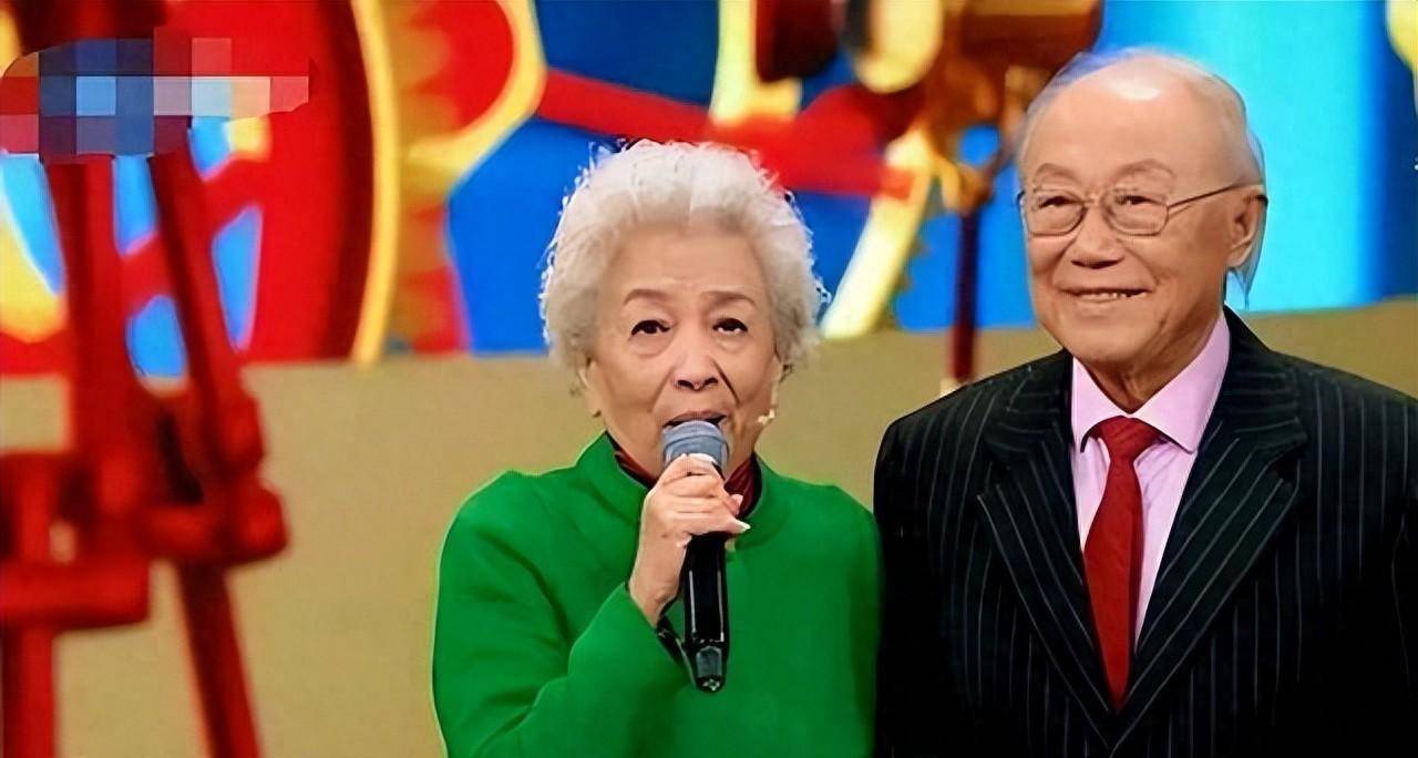 演员谢芳:嫁给初恋丈夫,婚后生一子,如今咋样了?_毛衣_情书_表演