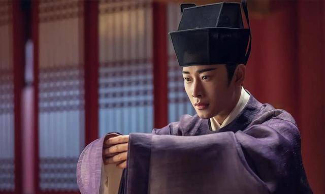 当时朱服是御史大人,章惇居然秘密派人与朱服示好,却被朱服传扬了出去