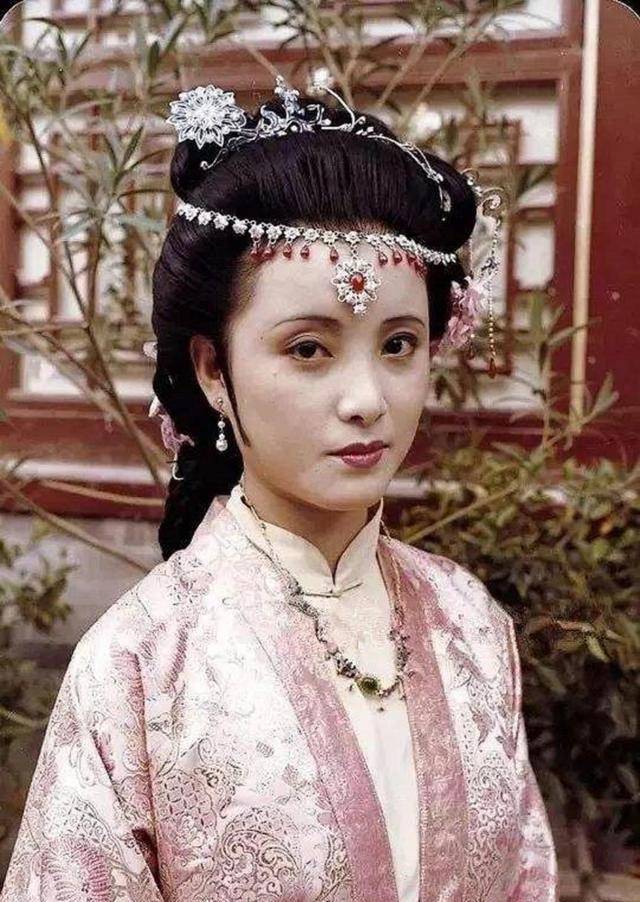 使她卧床期间,每日还要换四五次衣裳,秦可卿到底得的是什么病?
