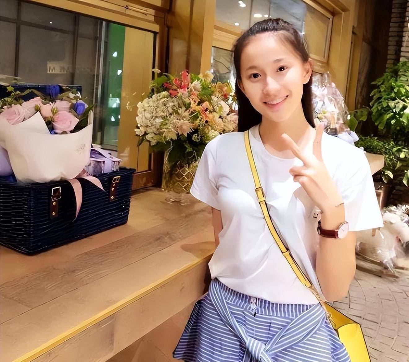 孙杨25岁女友很漂亮!身穿粉色衬衫裙清纯甜美,不愧是体操女神
