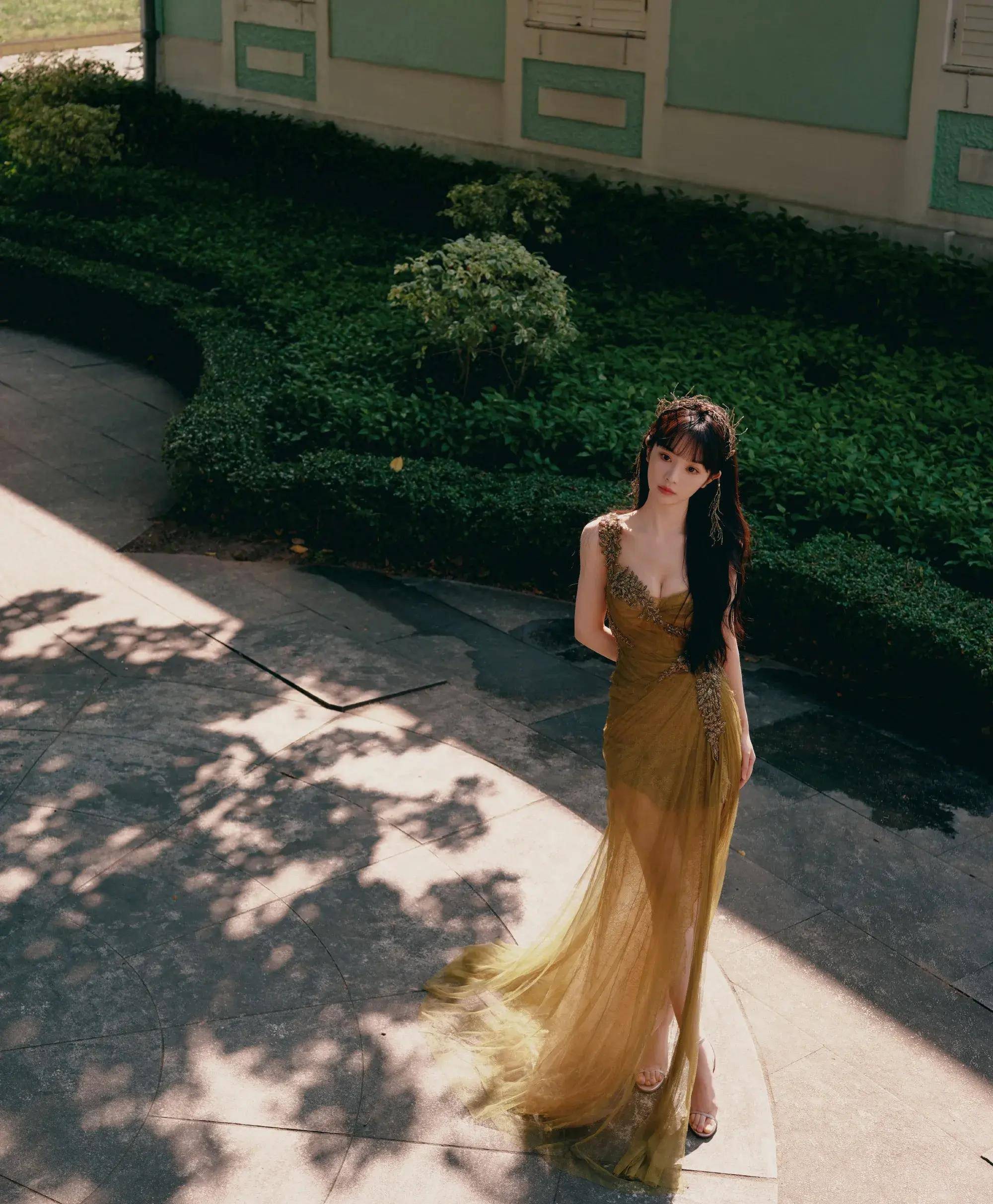 田曦薇穿绿色透视纱裙大秀傲人事业线 身材丰满又性感 真是又纯又欲