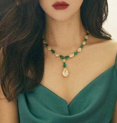 她以主持人身份出道,连续8年入选全球最美,如今38岁气质更出众_朱珠