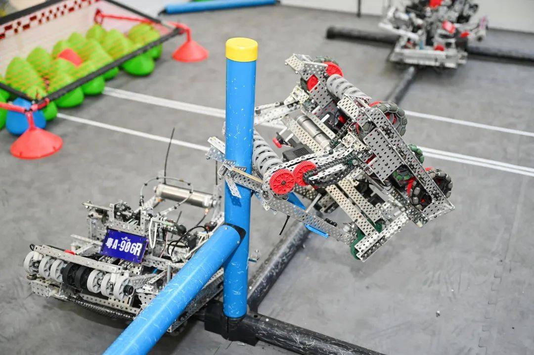 海客学员在vex机器人亚洲公开赛海峡区赛一举拿下冠亚季军等多座奖杯!