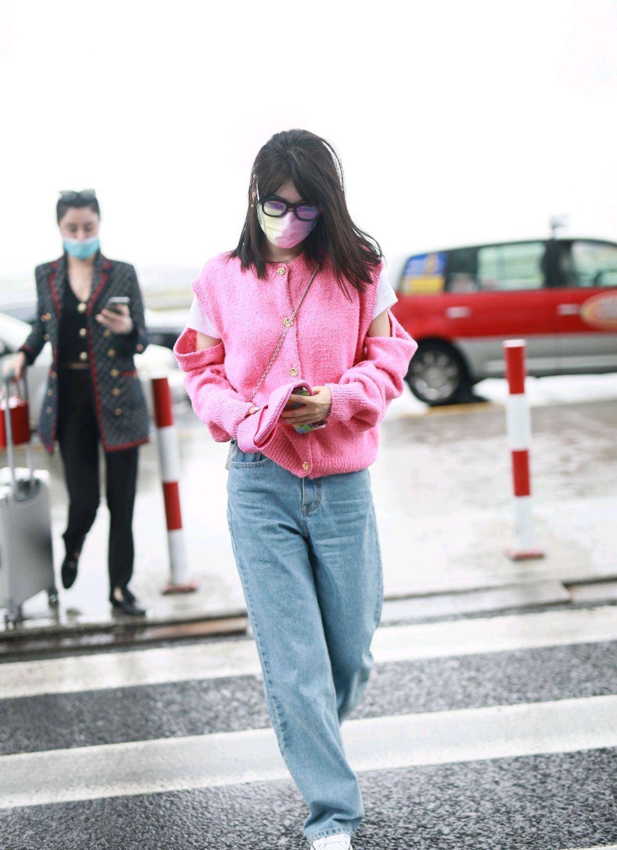 李菲儿的眼光真好穿上露肩设计的粉色针织开衫甜美又不失高级
