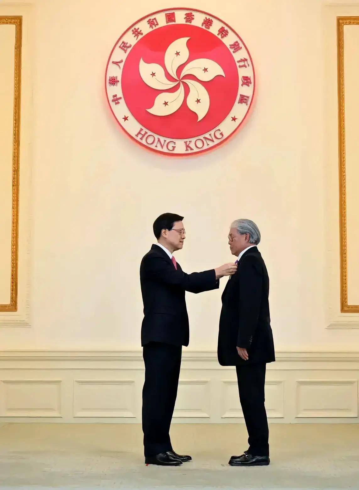 霍启仁会看人脸色,见证霍震霆高光时刻,怕郭晶晶吃醋不黏霍启刚_爸爸