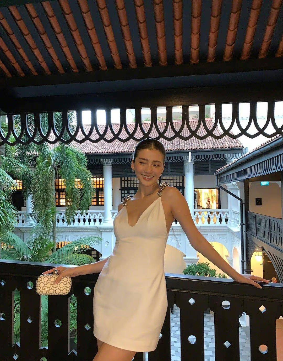 吴千语现身"lamer"晚宴:白色"露乳裙"精致精致,不愧tvb女神_连衣裙_的