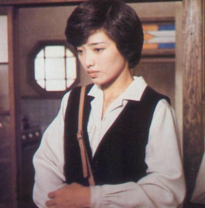 "樱花女神"山口百惠:圆脸厚唇,穿搭简约,却成为了时代美人