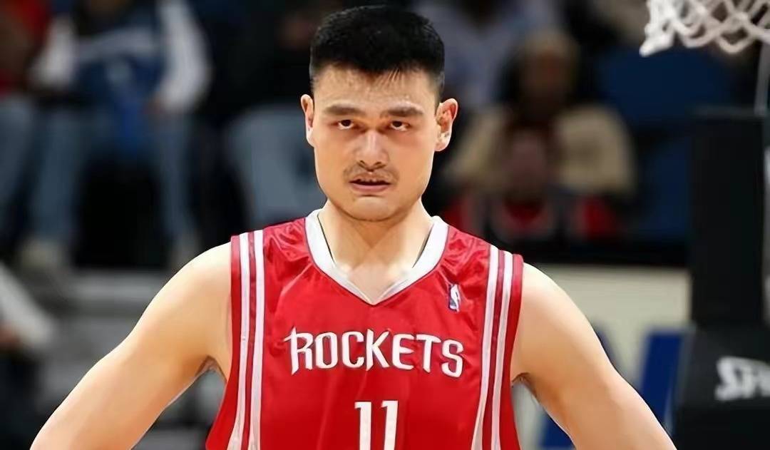 2002年,姚明在帮助上海男篮拿到俱乐部的首个总冠军之后,就参加了nba