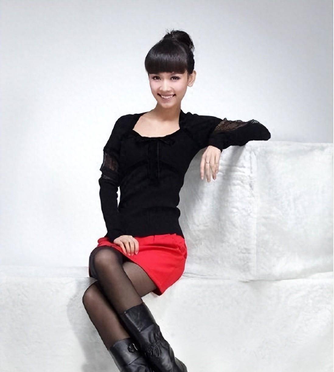 黑色丝袜搭配花样连衣裙,孙骁骁变身超级小奶妹,网友:可爱!