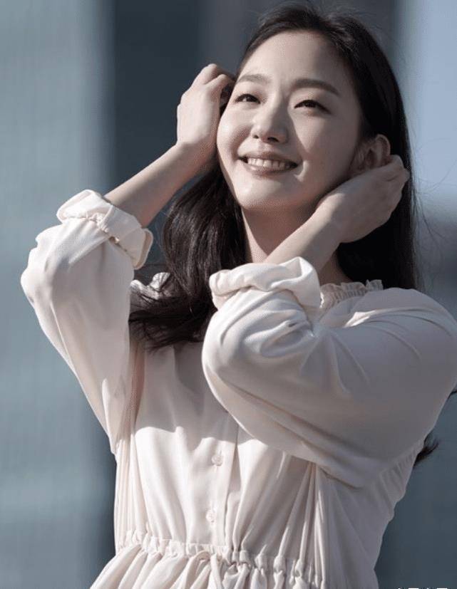金高银晒全新美照,白裙加身立显气质,与李敏镐真"配一脸"_形象_连衣裙