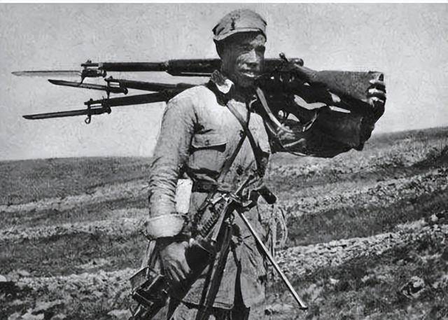 抗战时,为何民兵有冲锋枪,八路军只有步枪?