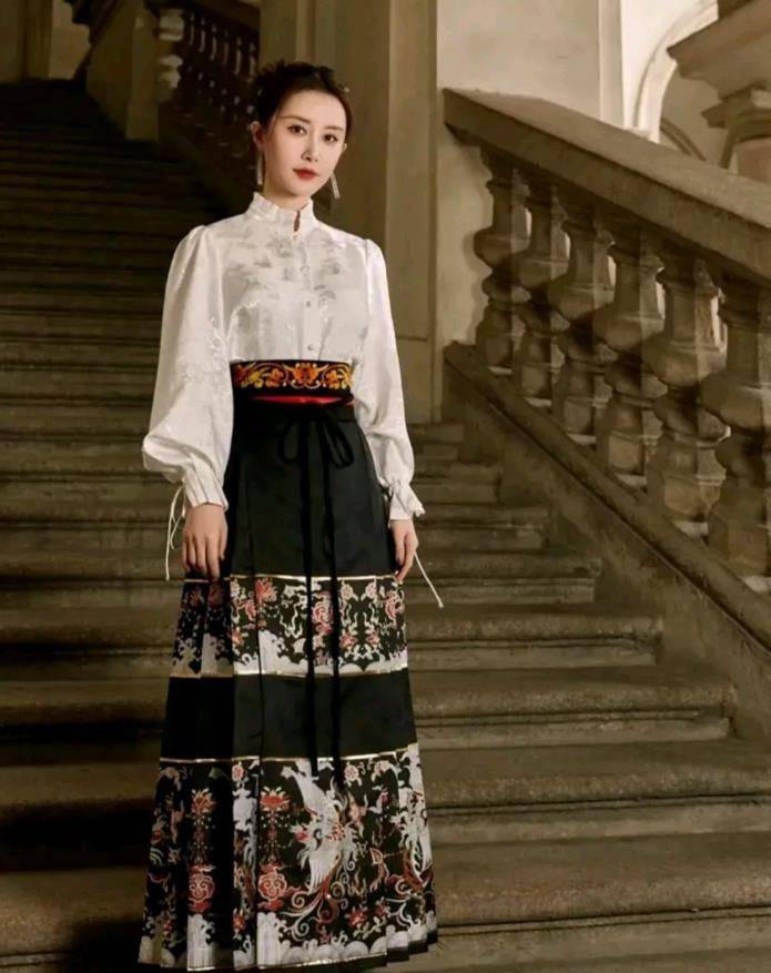 舒畅穿着马面裙去了国际时装周,不得不说,真美啊!_时尚_传统_魅力