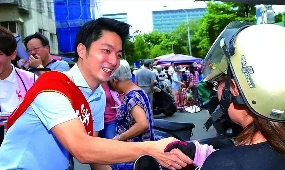 烂泥扶不上墙!蒋万安向陈水扁屡屡示好,被拒后请其参加就职典礼_蔡诗