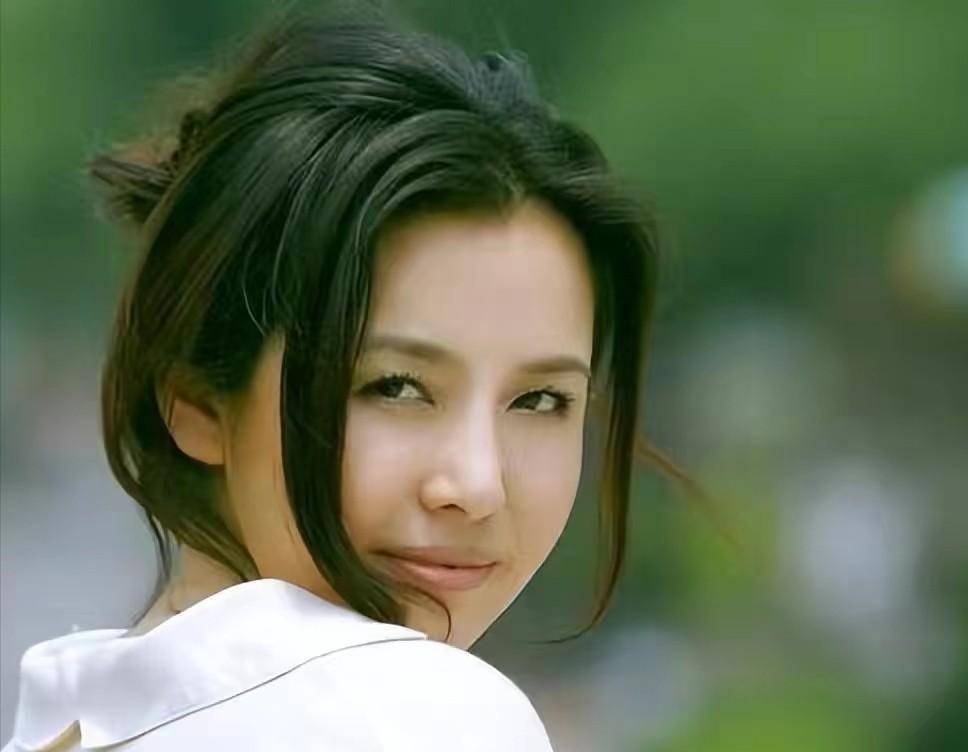 年轻时倾国倾城,老了却胖成"土肥圆",这5位发福的