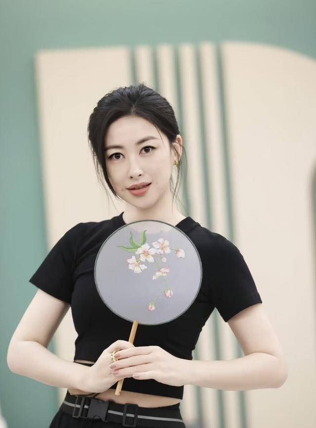 朱珠年纪大了也很美,不用刻意打扮,也依旧时髦,高级!_优势_发型_衣服