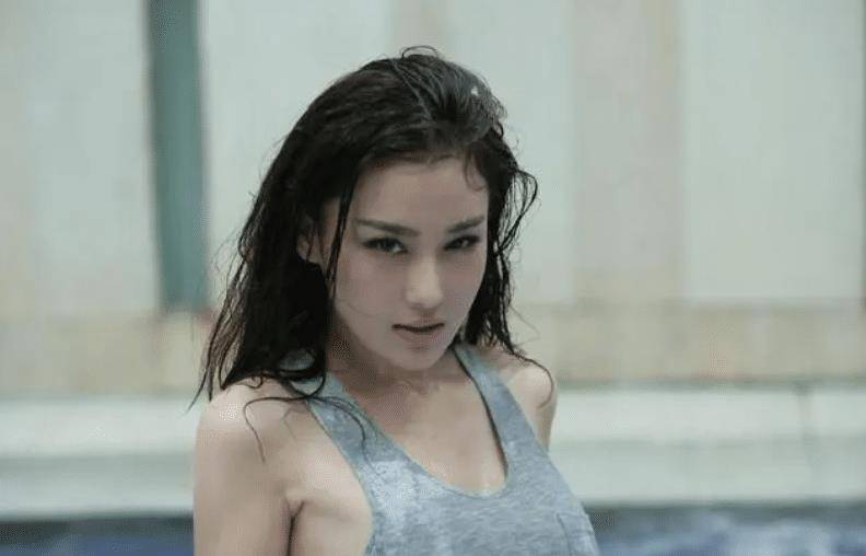 网友质疑张馨予礼服内外有别,深v性感引爆社交媒体!_照片_传统_时尚