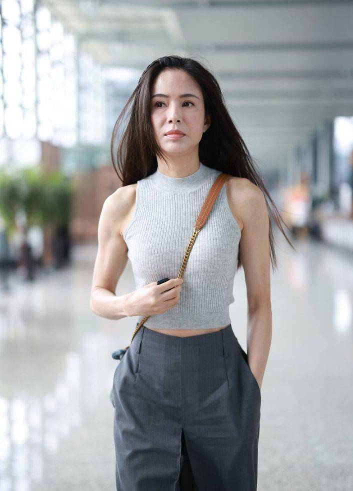 李若彤穿紧身针织衫身姿窈窕 走路生风活力满满