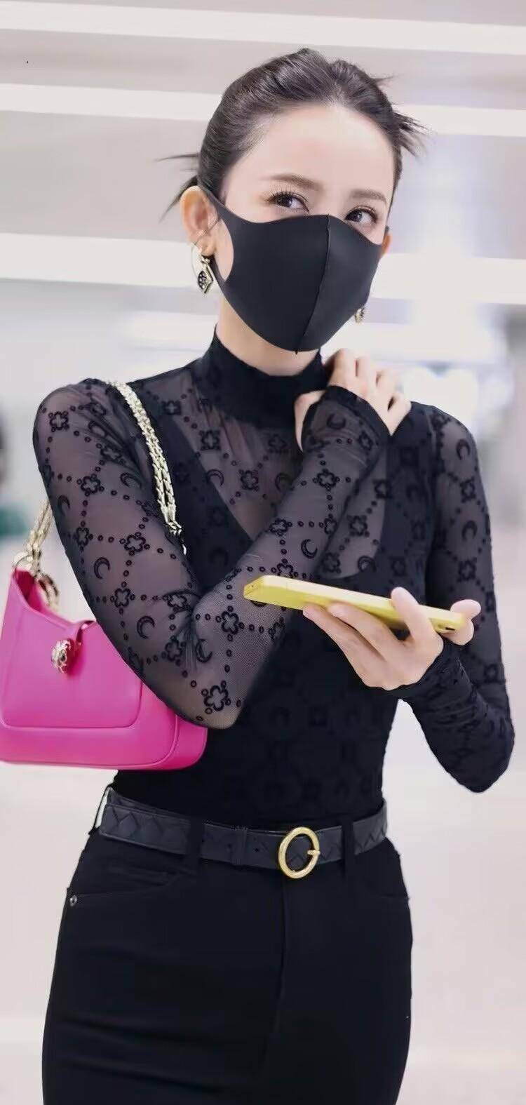 古力娜扎现身机场,搭紧身裤秀出小细腿,美得高级又气质_风格_身材