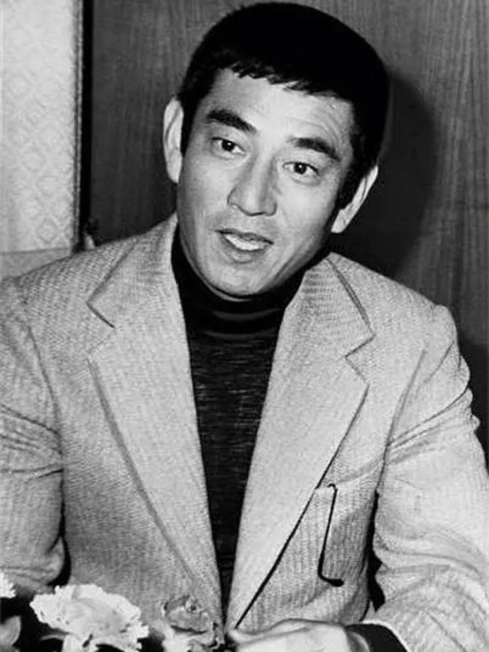 高仓健遗产无人继承,保姆独吞:一段跨越血缘的信任与陪伴