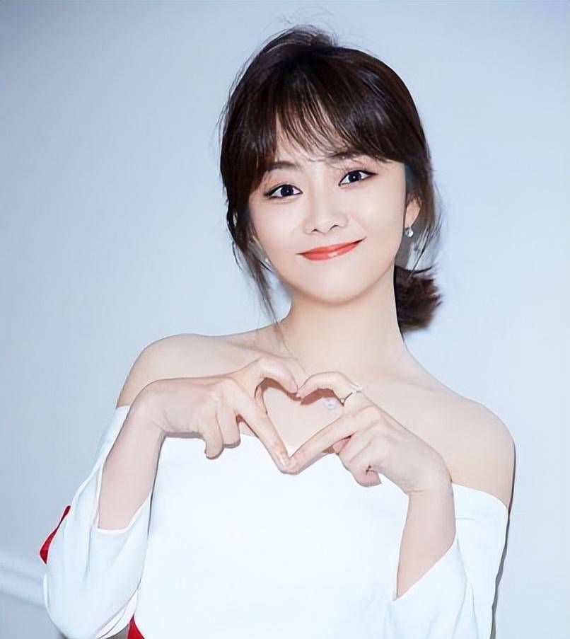 同是33岁的谭松韵和金晨,还有44岁的秦岚同框,美女排排坐好养眼_观众