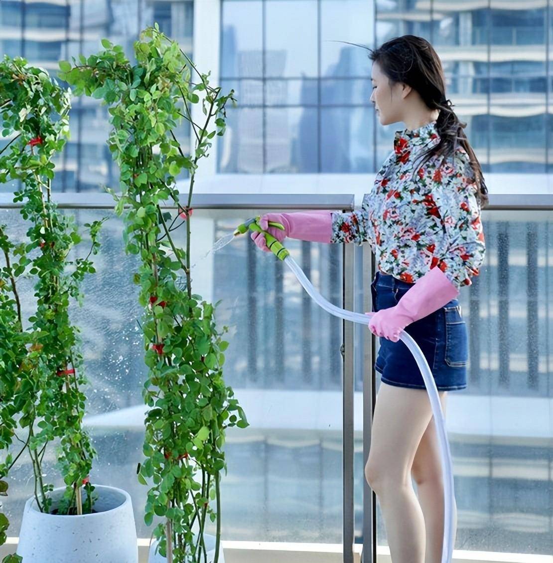 田海蓉晒生活近照!穿开衫上衣戴手套在家安心养花,侧颜五官美翻