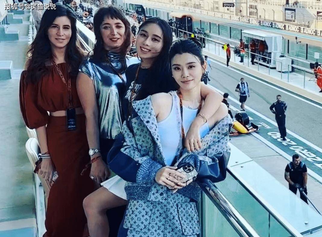 何超欣晒合照:与嫂子奚梦瑶贴脸合影好亲密,与雷神锤哥开心合照!