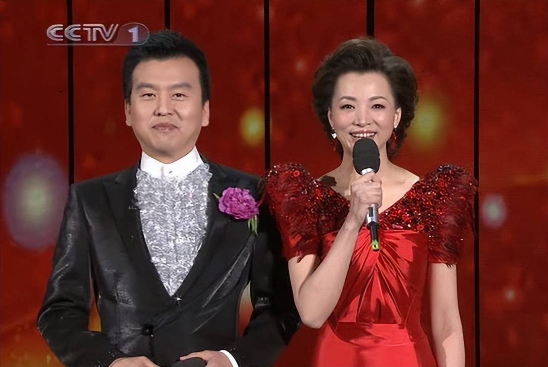 张泽群:难忘老同事,首次晒出8年前和董卿坐在一起候场的花絮照_主题