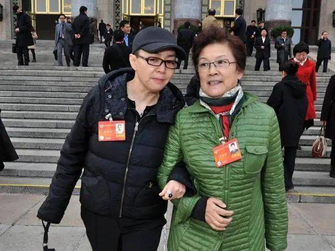 宋春丽携老公回老家,不染白发也没扮嫩,72岁气色红润饱满,是个慈祥的