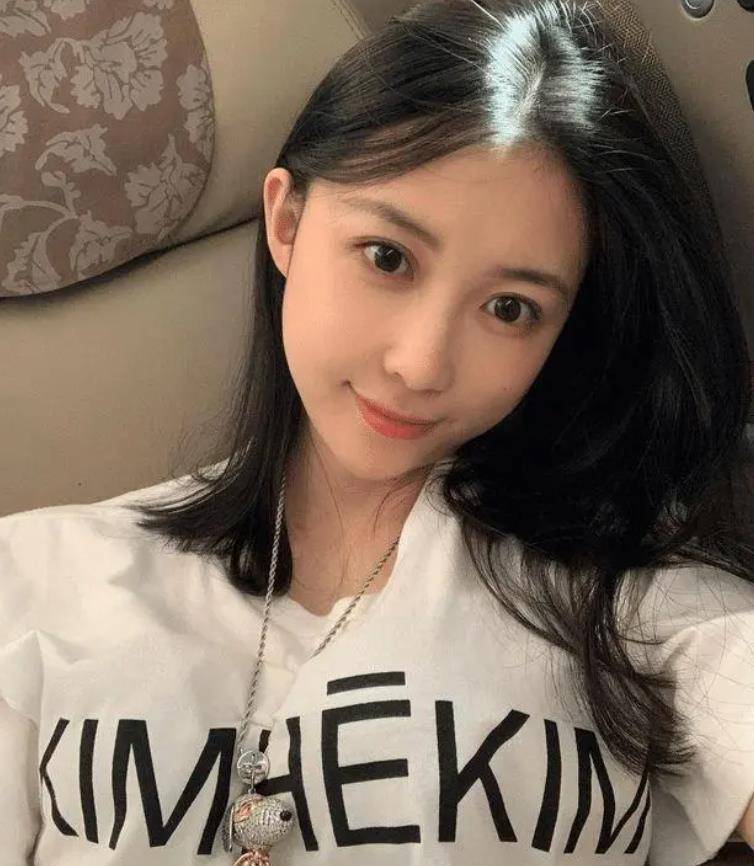 潘玮柏和小13岁女友秘密补办婚礼,酒店一晚4万,诸多绯闻被重提_女子