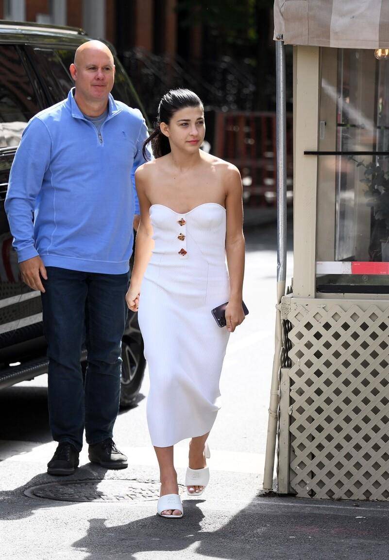 母女俩都很有气质梅琳达打扮时髦,要知道梅琳达年轻的时候可是大美女