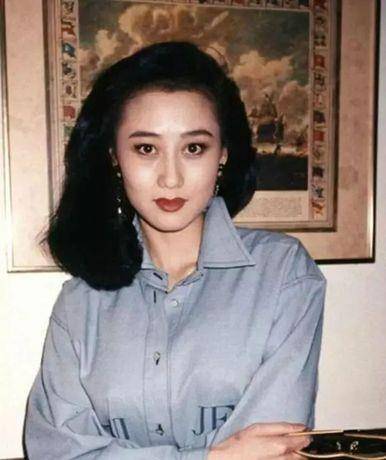 利智:从娱乐巅峰到平凡家庭,嫁给李连杰的人生转折_生活_婚姻_故事