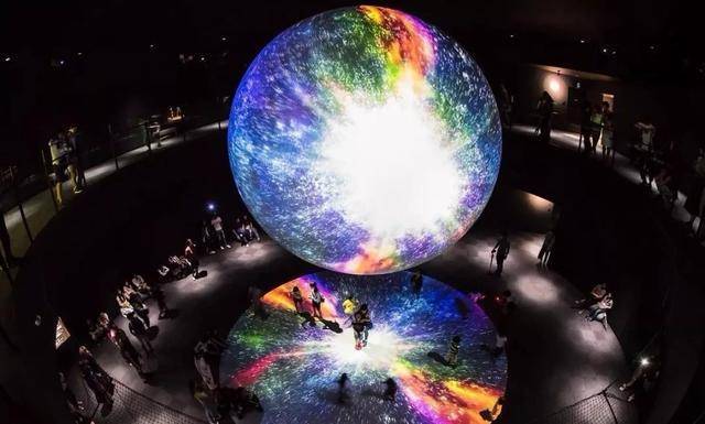 全息技术依托光学原理捕捉并数码再现了光波的本真面貌.