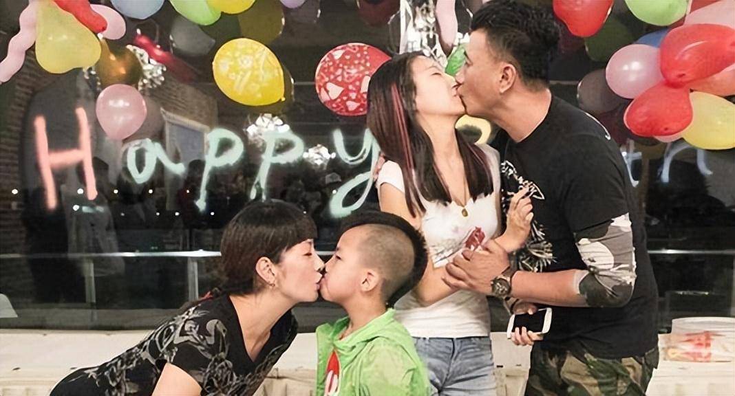 比如说和14岁的女儿还嘴对嘴亲吻,小儿子康康跟着老父亲上了《爸爸去