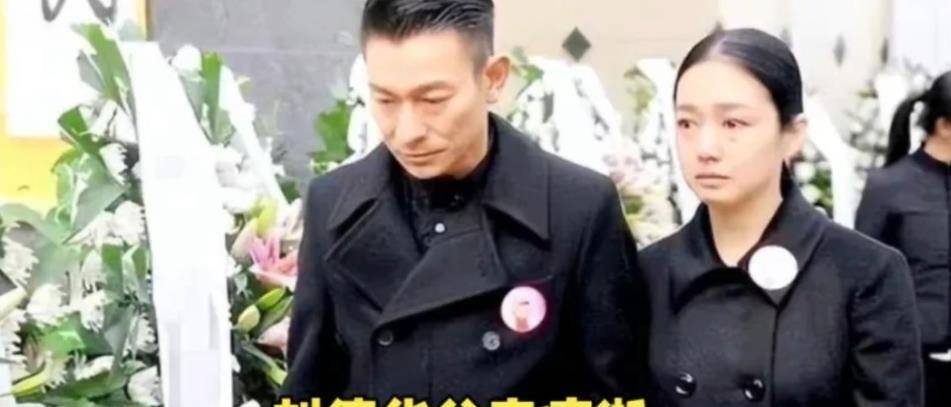 令人感动的是,刘德华夫人朱丽倩公开向刘金铃和先生致敬.