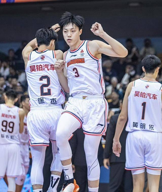 胡明轩状态出色,14号秀感谢杜锋,徐昕训练刻苦_张文逸_阶段_cba