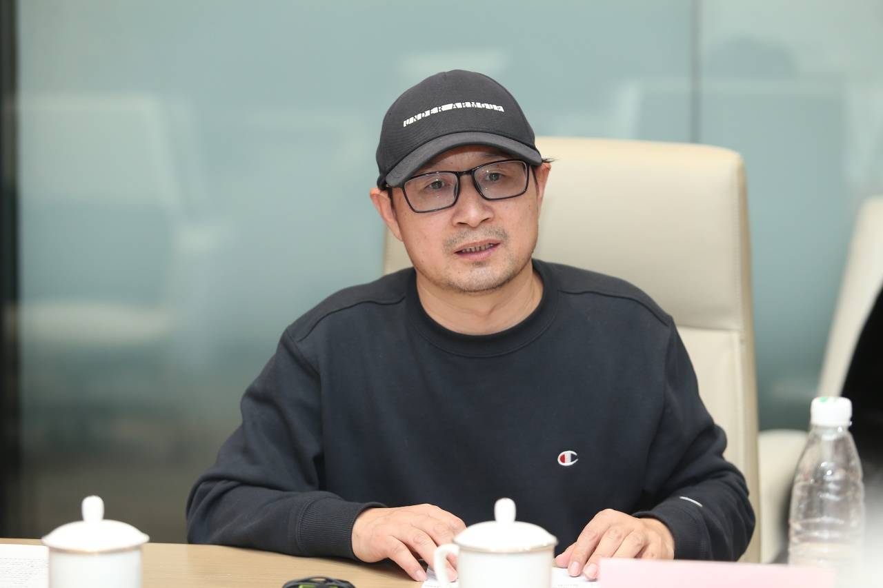 中国电影制片人协会副会长周建东认为,影片聚焦现实,生动反映了现代