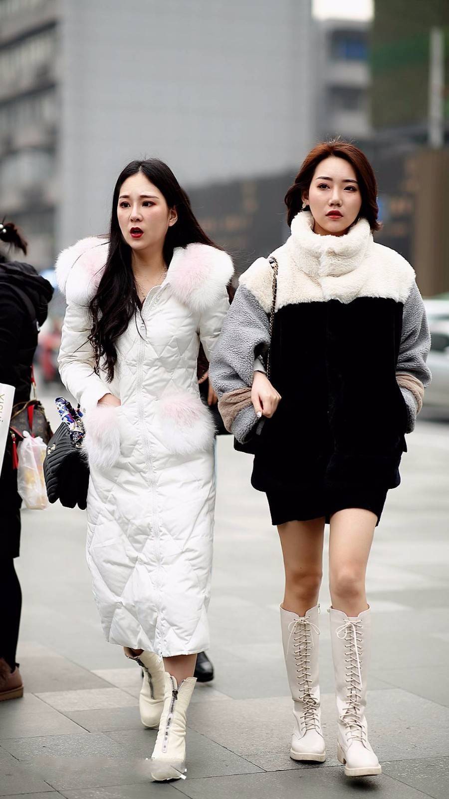 两位美女都戴着帽子和墨镜,显得特别帅气俏皮可爱