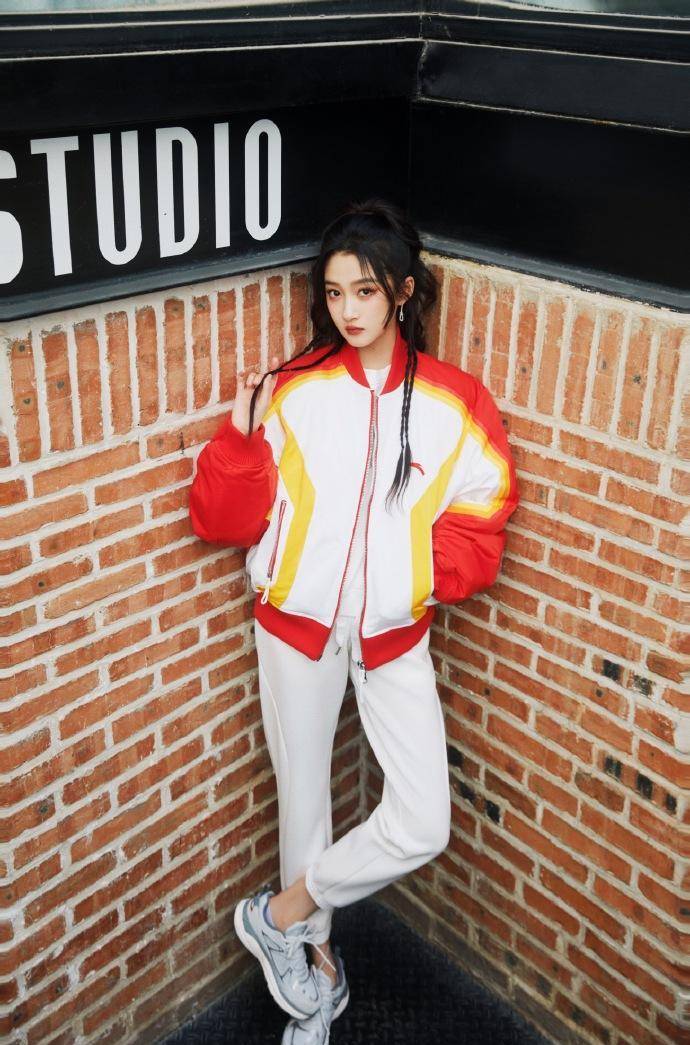 关晓彤经常选择甜美可爱的风格,穿着裙子,连衣裙或者颜色鲜艳的衣服