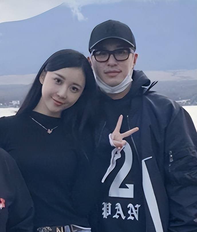 潘玮柏与空姐的情人luna宣云于2020年7月正式宣布,他们已经在一起三年