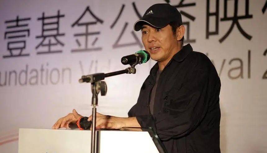 李连杰的慈善行为在多年来确实累积了相当大的数目,他不仅捐出了大量