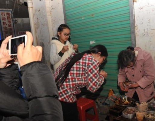 60岁奶奶卖小吃，1串1毛，20年从不涨价，60岁看着如70岁成网红！(图3)
