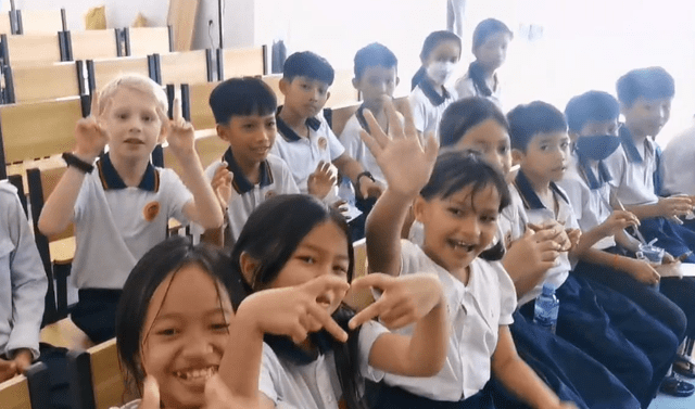 中国小学生边打吊瓶边写作业引热议,在柬埔寨上学有多幸福?