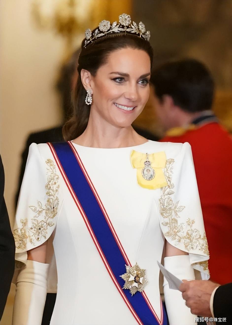 在国宴上,凯特王妃身穿一件带有金色细节的象牙色珍妮·帕克汉姆礼服