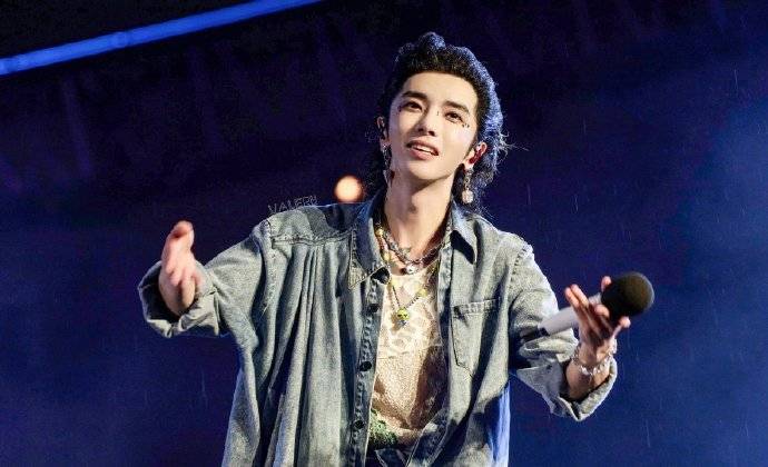 最新近照曝光,华晨宇消瘦身材神似邓紫棋,网友纷纷称赞阴柔风格更为